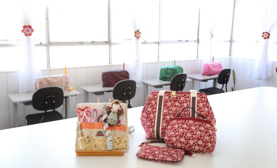 Empreendedora Soraia de Fátima Silva, com ajuda da Fomento Paraná montou um ateliê de corte e costura. Foto: José Fernando Ogura/ANPr