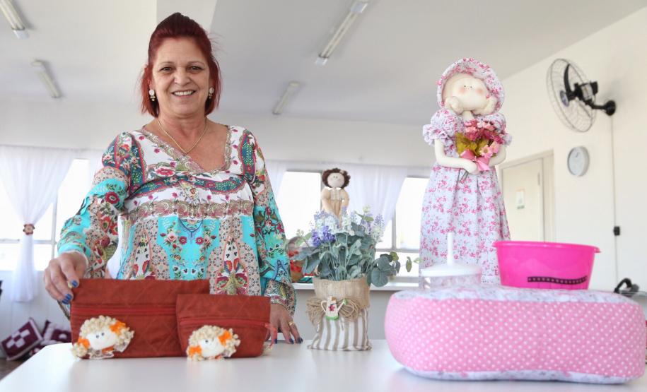 Empreendedora Soraia de Fátima Silva, com ajuda da Fomento Paraná montou um ateliê de corte e costura. Foto: José Fernando Ogura/ANPr