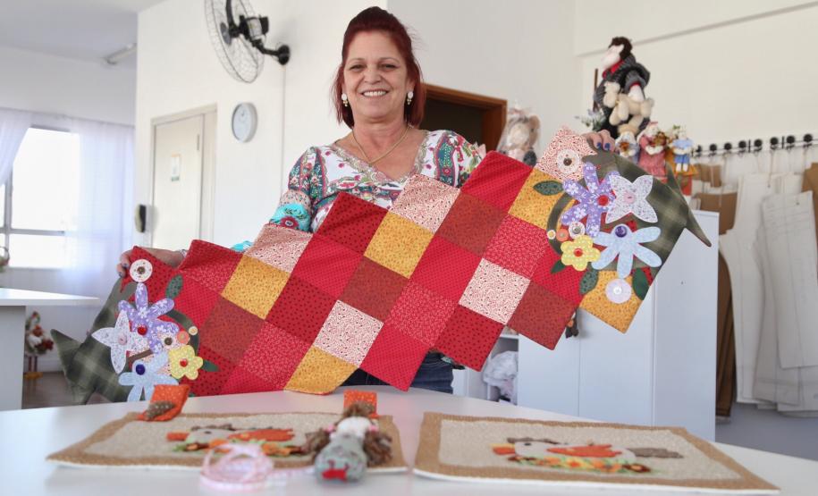 Empreendedora Soraia de Fátima Silva, com ajuda da Fomento Paraná montou um ateliê de corte e costura. Foto: José Fernando Ogura/ANPr