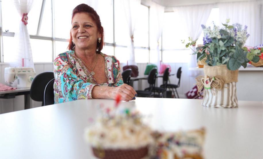 Empreendedora Soraia de Fátima Silva, com ajuda da Fomento Paraná montou um ateliê de corte e costura. Foto: José Fernando Ogura/ANPr
