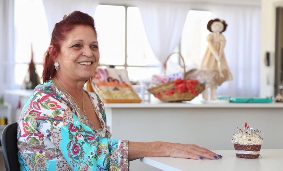 Empreendedora Soraia de Fátima Silva, com ajuda da Fomento Paraná montou um ateliê de corte e costura. Foto: José Fernando Ogura/ANPr