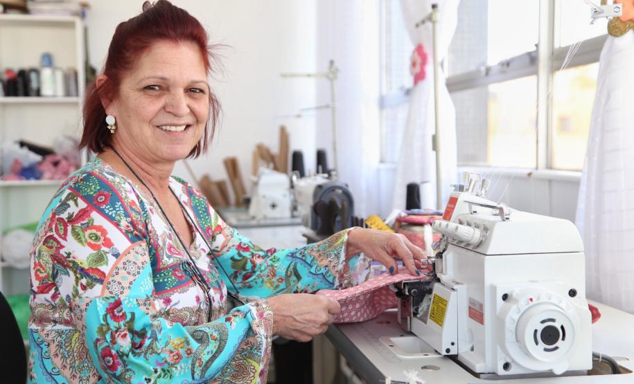 Empreendedora Soraia de Fátima Silva, com ajuda da Fomento Paraná montou um ateliê de corte e costura. Foto: José Fernando Ogura/ANPr