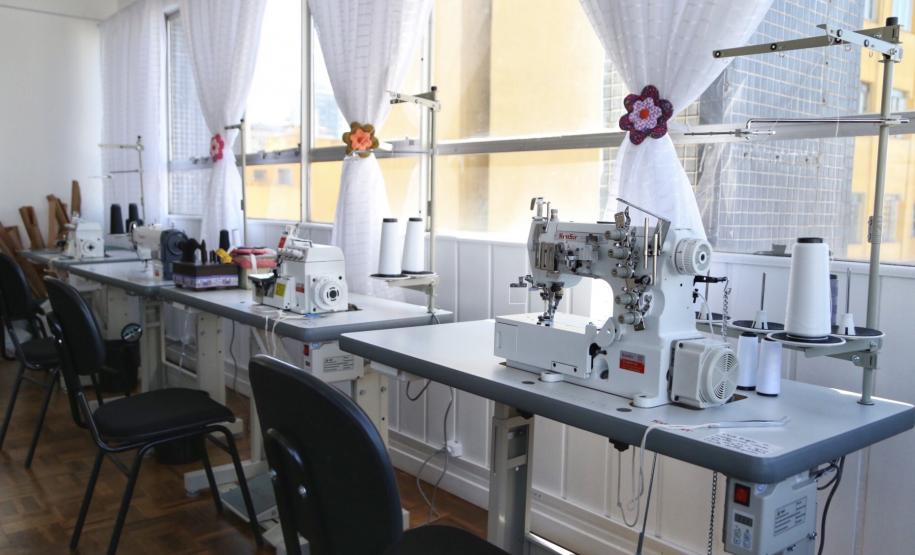 Empreendedora Soraia de Fátima Silva, com ajuda da Fomento Paraná montou um ateliê de corte e costura. Foto: José Fernando Ogura/ANPr