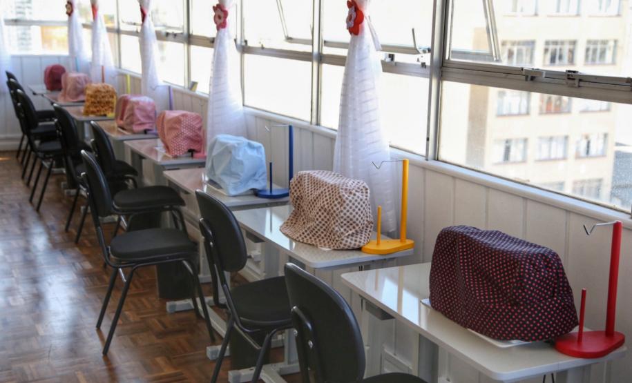 Empreendedora Soraia de Fátima Silva, com ajuda da Fomento Paraná montou um ateliê de corte e costura. Foto: José Fernando Ogura/ANPr