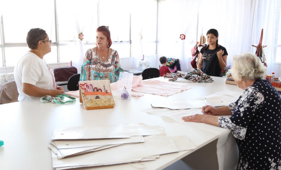 Empreendedora Soraia de Fátima Silva, com ajuda da Fomento Paraná montou um ateliê de corte e costura. Foto: José Fernando Ogura/ANPr