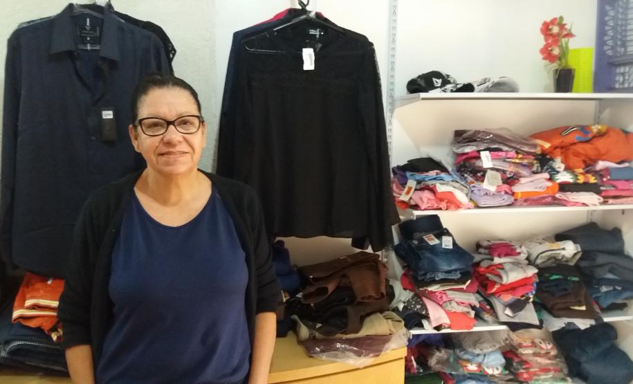 Dora Alice Freitas começou vendendo roupas informalmente, hoje tem uma loja e já contratou quatro financiamentos da Fomento Paraná para ampliar o empreendimento. A nova aposta da comerciante é a moda plus size