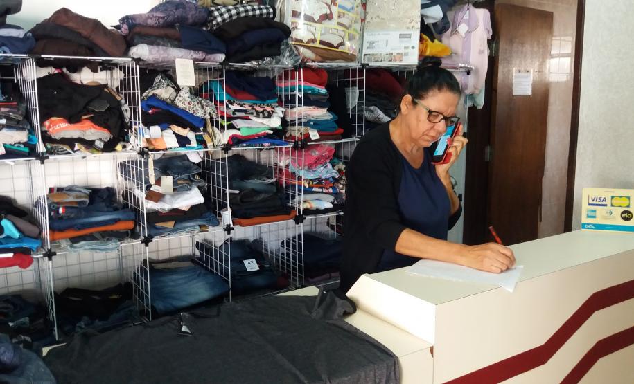 Dora Alice Freitas começou vendendo roupas informalmente, hoje tem uma loja e já contratou quatro financiamentos da Fomento Paraná para ampliar o empreendimento. A nova aposta da comerciante é a moda plus size