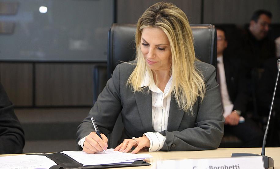 A governadora Cida Borghetti assina a regulamentação dos três fundos criados pelo Governo do Estado para fomento de micro e pequenas empresas paranaenses. São eles o Fundo de Aval Garantidor, Fundo de Capital de Risco e Fundo de Inovação. - Curitiba, 22/10/2018. - Foto: José Fernando Ogura/ANPr