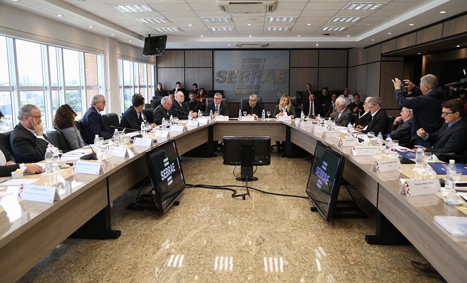 A governadora Cida Borghetti assina a regulamentação dos três fundos criados pelo Governo do Estado para fomento de micro e pequenas empresas paranaenses. São eles o Fundo de Aval Garantidor, Fundo de Capital de Risco e Fundo de Inovação. - Curitiba, 22/10/2018. - Foto: José Fernando Ogura/ANPr