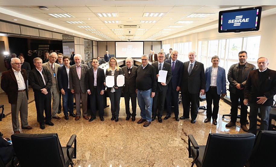 A governadora Cida Borghetti assina a regulamentação dos três fundos criados pelo Governo do Estado para fomento de micro e pequenas empresas paranaenses. São eles o Fundo de Aval Garantidor, Fundo de Capital de Risco e Fundo de Inovação. - Curitiba, 22/10/2018. - Foto: José Fernando Ogura/ANPr