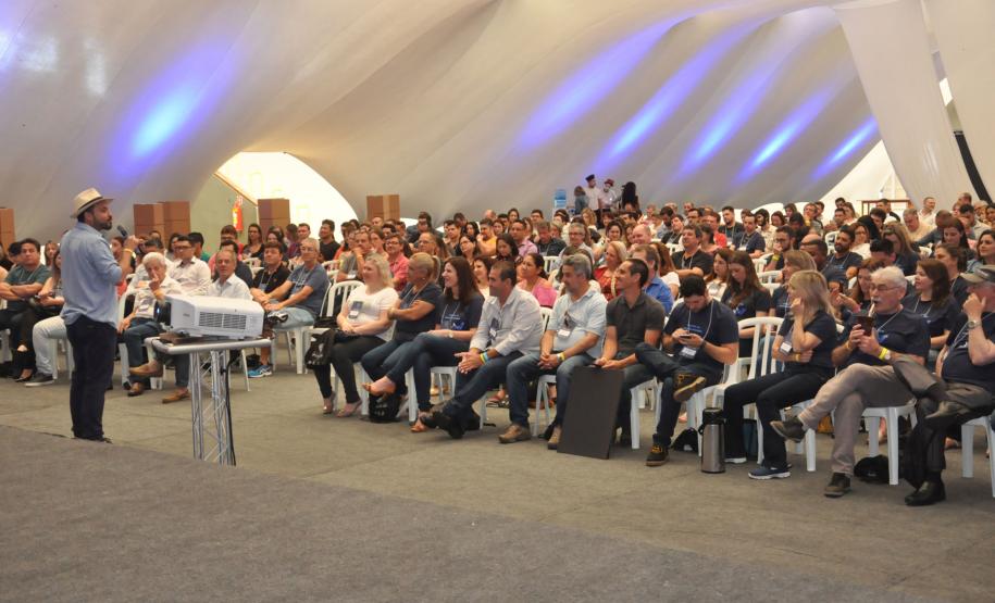 A Fomento Paraná, instituição financeira do Governo do Estado e o Sebrae/PR promovem o Encontro Estadual de Agentes de Crédito e Desenvolvimento, em Pontal do Paraná.
O evento, que acontece nesta terça e quarta (30 e 31/10), na Associação Banestado, tem a participação de 300 agentes que atuam em todo o estado.