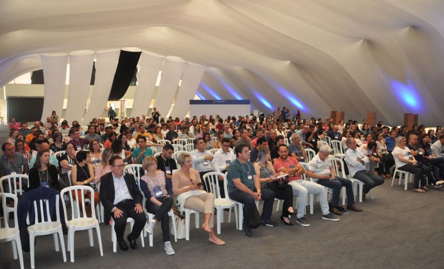 A Fomento Paraná, instituição financeira do Governo do Estado e o Sebrae/PR promovem o Encontro Estadual de Agentes de Crédito e Desenvolvimento, em Pontal do Paraná.
O evento, que acontece nesta terça e quarta (30 e 31/10), na Associação Banestado, tem a participação de 300 agentes que atuam em todo o estado.