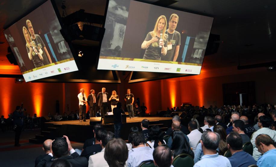 A governadora Cida Borghetti autorizou nesta sexta-feira (9/11) que o Estado aporte R$ 10 milhões em um convênio com a Central de Sociedades de Garantia de Crédito (SGC). Os recursos darão suporte à emissão de aval para garantir empréstimos e financiamentos de micro e pequenas empresas paranaenses junto a instituições financeiras. - Foz do Iguaçu, 09/11/2018.