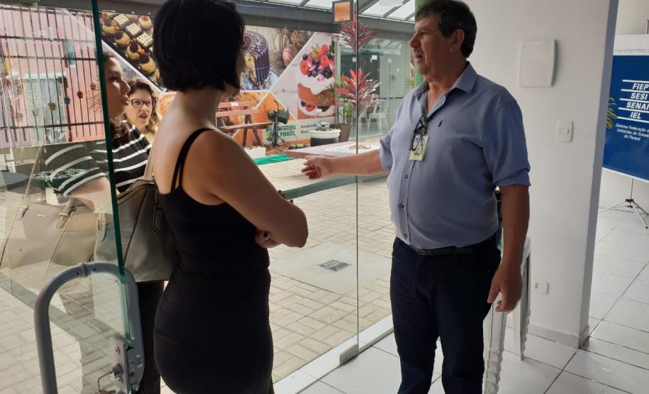 Técnicos do Banco de Desenvolvimento de Minas Gerais (BDMG) vieram a Curitiba conhecer o funcionamento do arranjo criado pela Fomento Paraná que facilita o acesso ao crédito e beneficia milhares de pequenos negócios. Na imagem, a visita ao Centro de Empreendedorismo de Pinhais, com o agente de crédito Aroldo Bertassoni Biss.