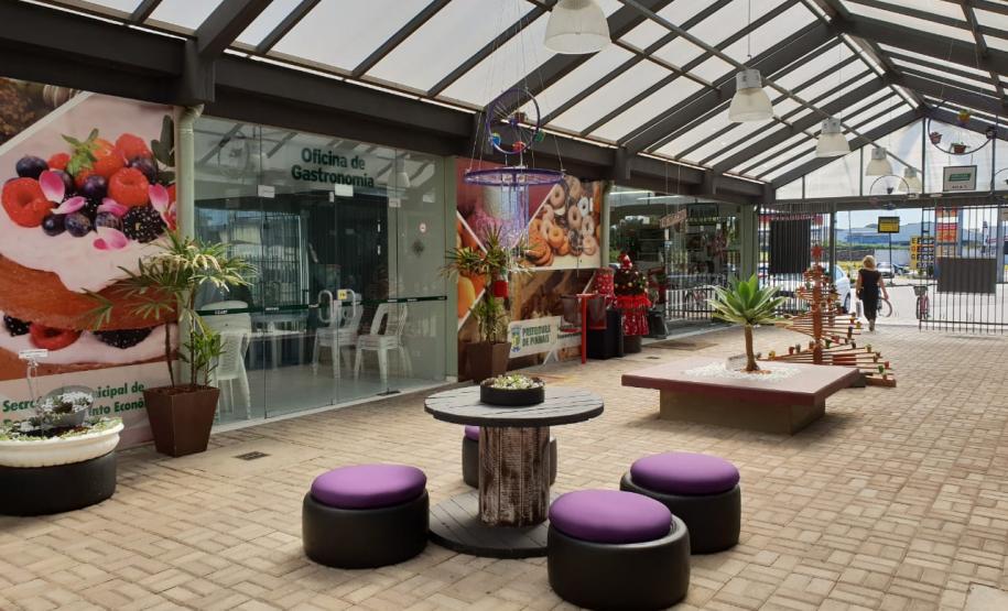 Técnicos do Banco de Desenvolvimento de Minas Gerais (BDMG) vieram a Curitiba conhecer o funcionamento do arranjo criado pela Fomento Paraná que facilita o acesso ao crédito e beneficia milhares de pequenos negócios. Na imagem, a visita ao Centro de Empreendedorismo de Pinhais, com o agente de crédito Aroldo Bertassoni Biss.