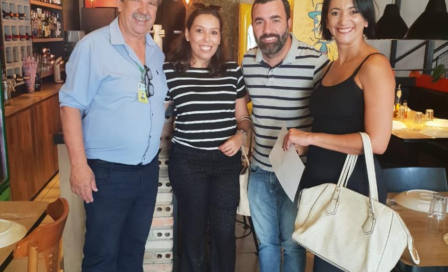 Técnicos do Banco de Desenvolvimento de Minas Gerais (BDMG) vieram a Curitiba conhecer o funcionamento do arranjo criado pela Fomento Paraná que facilita o acesso ao crédito e beneficia milhares de pequenos negócios. Na imagem, a visita à Jack Pizza, empreendimento financiado em Pinhais.