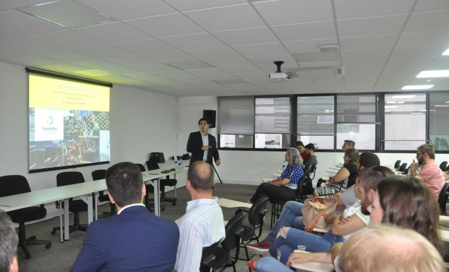 A Fomento Paraná recebeu nesta quarta, 16/01, um grupo de participantes do Projeto Jovem Empresário para apresentar o funcionamento da instituição financeira do Governo do Estado.