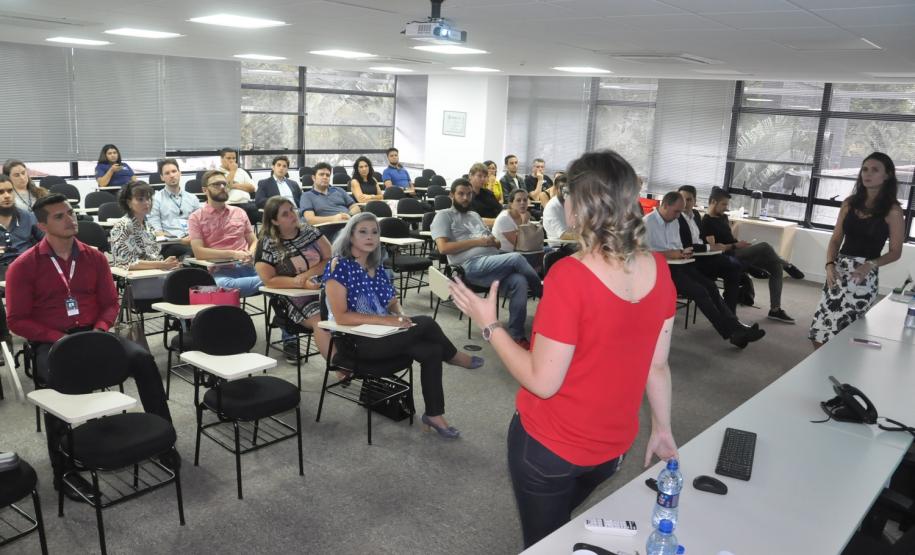 A Fomento Paraná recebeu nesta quarta, 16/01, um grupo de participantes do Projeto Jovem Empresário para apresentar o funcionamento da instituição financeira do Governo do Estado.