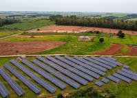 Usina com placas de energia solar fotovoltaica em, propriedade rural