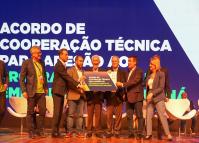 O Governo do Estado e a Prefeitura de Curitiba aproveitaram o grande público presente na Feira do Empreendedor do Sebrae 2025 para anunciar uma nova parceria que vai ampliar o acesso ao crédito para pequenos negócios na Capital.
