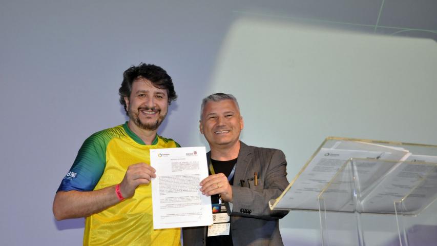 Fernando Moraes, presidente da Faciap, e Renato Maçaneiro, diretor de Operações do Setor Privado da Fomento Paraná, mostram convenio assinado.