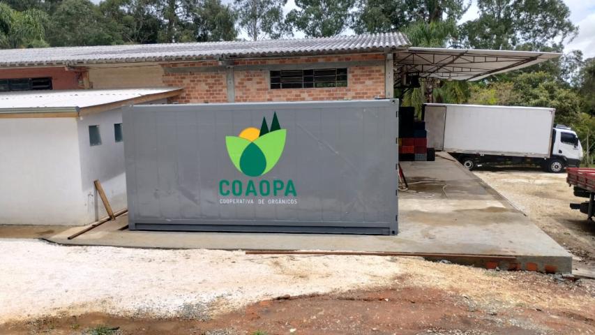 Nova câmera fria cinza da COAOPA na área de carga e descarga da cooperativa.