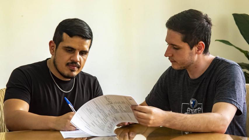 Microcrédito ganha força na Agência do Trabalhador da Cultura; atendimentos quase triplicaram - Na foto, assinatura Microcrédito produtor Bruno Lima e Phablo Bozza da ATCF 